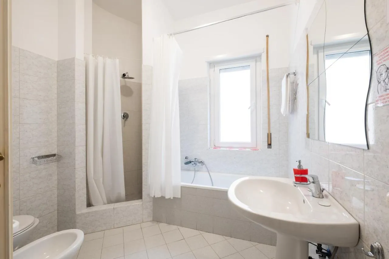 Take It Easy Roma Guest House 2*,  Italia